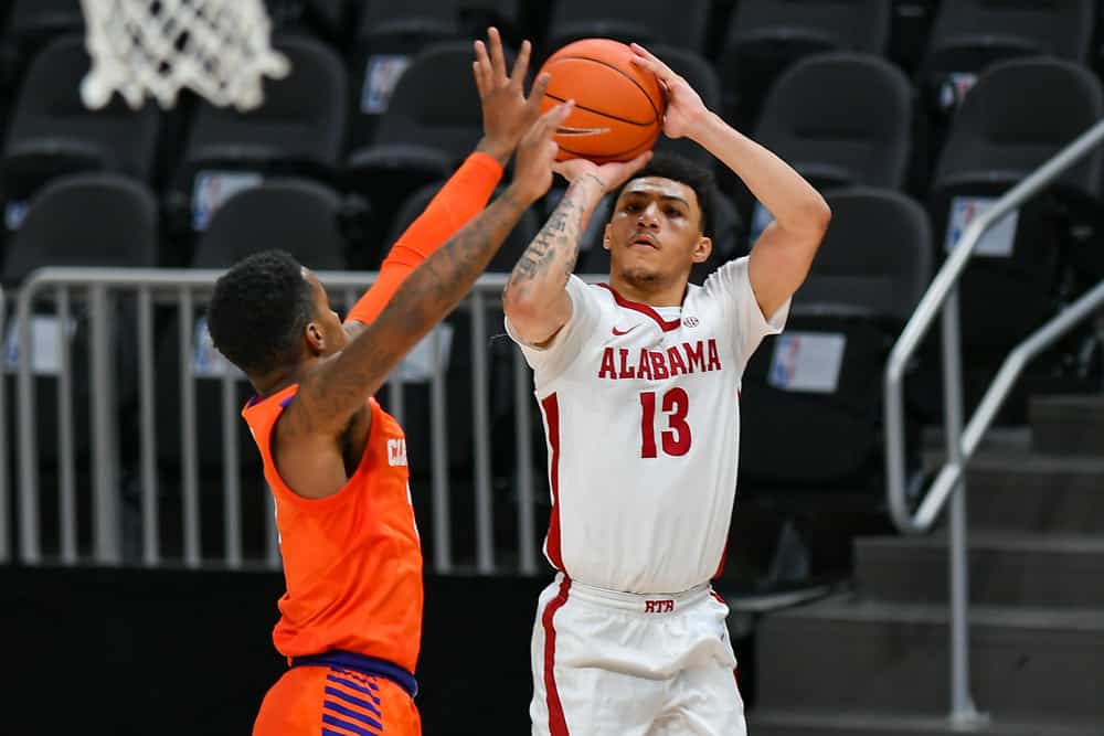 The Sweet 16 betting report shows Alabama and Miami bets are pouring in ahead of the four-game slate on Friday night